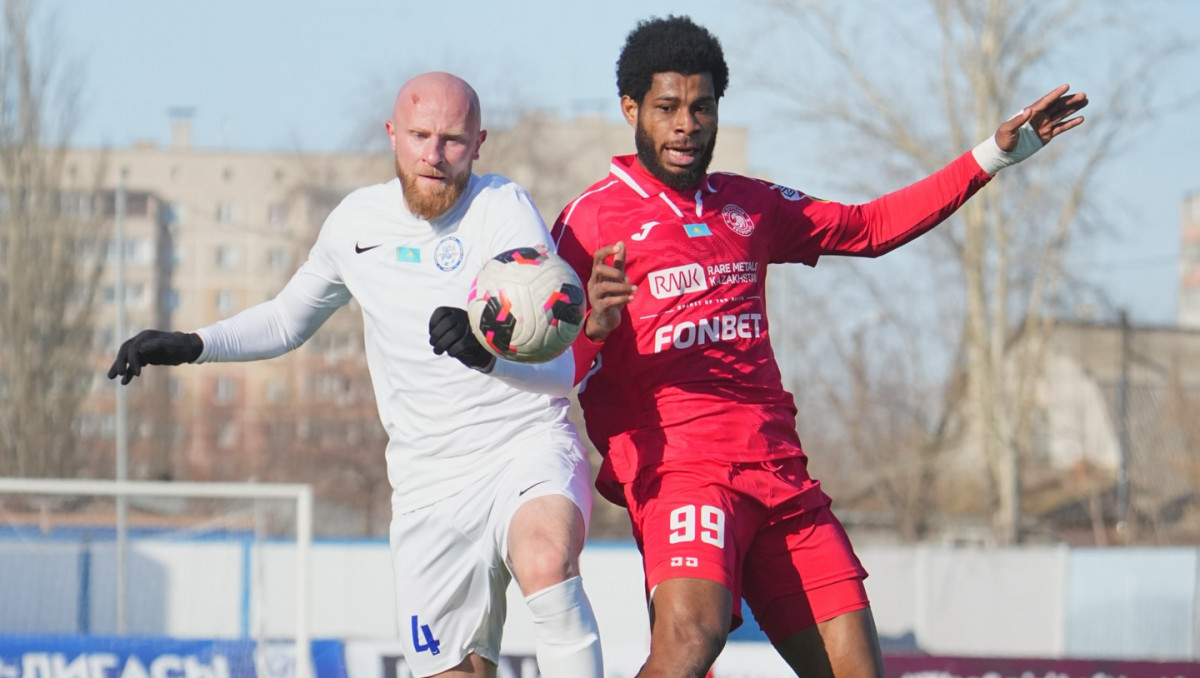 Четырьмя голами и двумя удалениями завершился матч в КПЛ