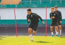 Галымжан Кенжебек на тренировке. Фото: ФК "Ахмат"©