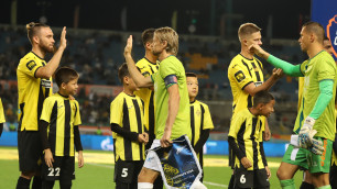 Анатолий Тимощук в товарищеском матче против "Кайрата" в 2024 году. Фото: ФК "Кайрат"©