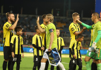 Анатолий Тимощук в товарищеском матче против "Кайрата" в 2024 году. Фото: ФК "Кайрат"©