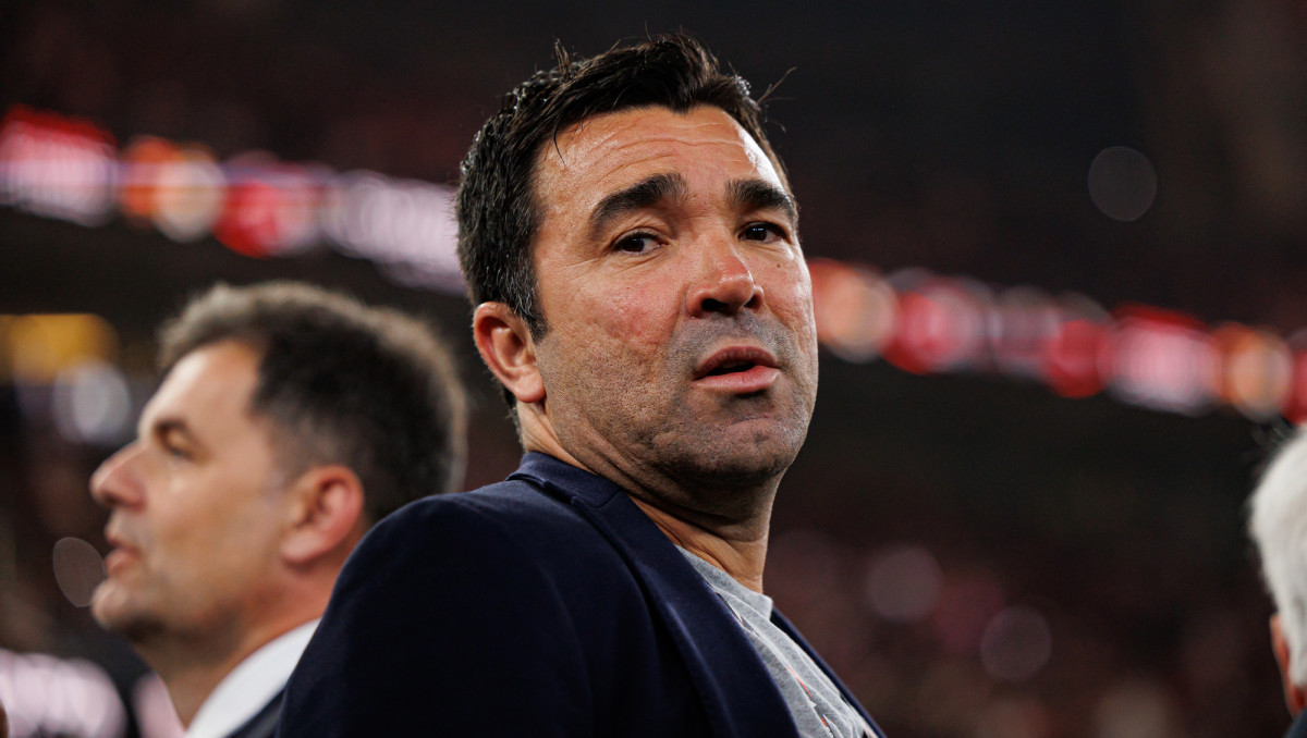 Деку подтвердил тренеру "Барселоны" имя первого новичка