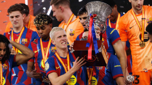 Дани Ольмос трофеем Суперкубка Испании. ©Depositphotos/mrogowski_photography