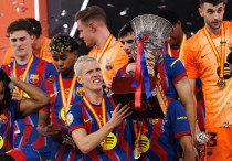 Дани Ольмос трофеем Суперкубка Испании. ©Depositphotos/mrogowski_photography