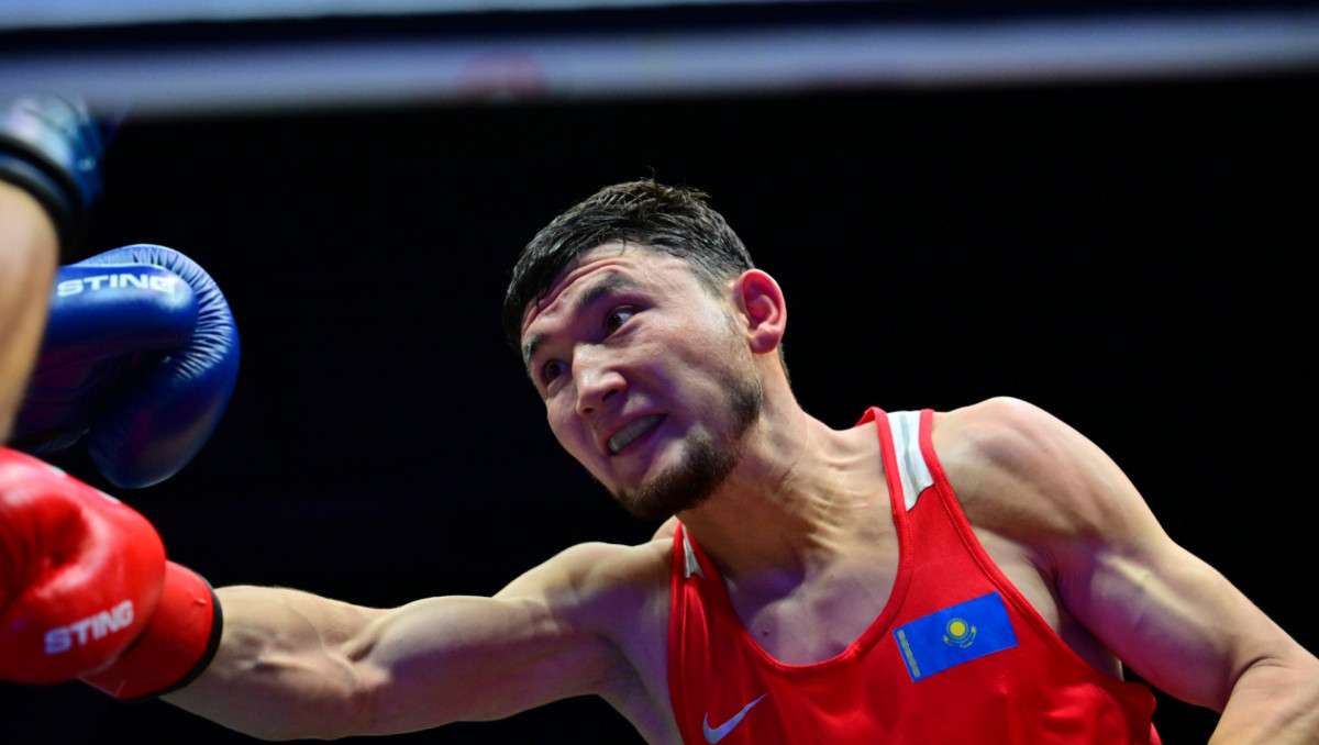 Казахстанский боксёр на разгроме вышел в 1/4 финала ЧА-2026