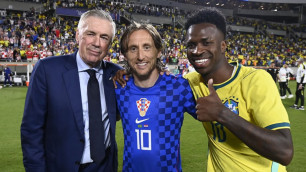 Слева направо: Карло Анчелотти, Лука Модрич, Винисиус Жуниор. ©instagram.com/hns_cff