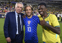 Слева направо: Карло Анчелотти, Лука Модрич, Винисиус Жуниор. ©instagram.com/hns_cff