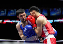 Ертуган Зейнуллинов (слева) на ЧА-2026 по боксу. ©KBF