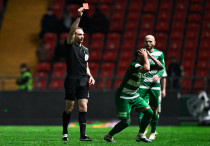 Арбитр удаляет с поля игрока "Ахмата". Фото: ФК "Краснодар"©