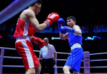 Ертуган Зейнуллинов (справа) на ЧА-2026 по боксу. ©КФБ