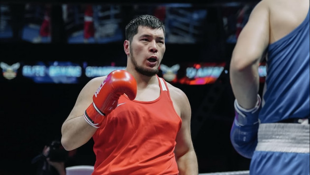 Айбек Оралбай на ЧА-2026 по боксу. ©KBF