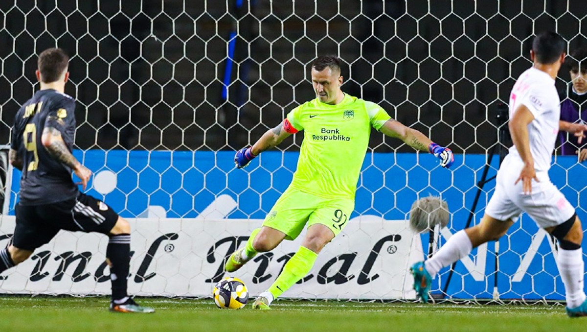 Лидер европейского чемпионата объявил решение по вратарю сборной Казахстана