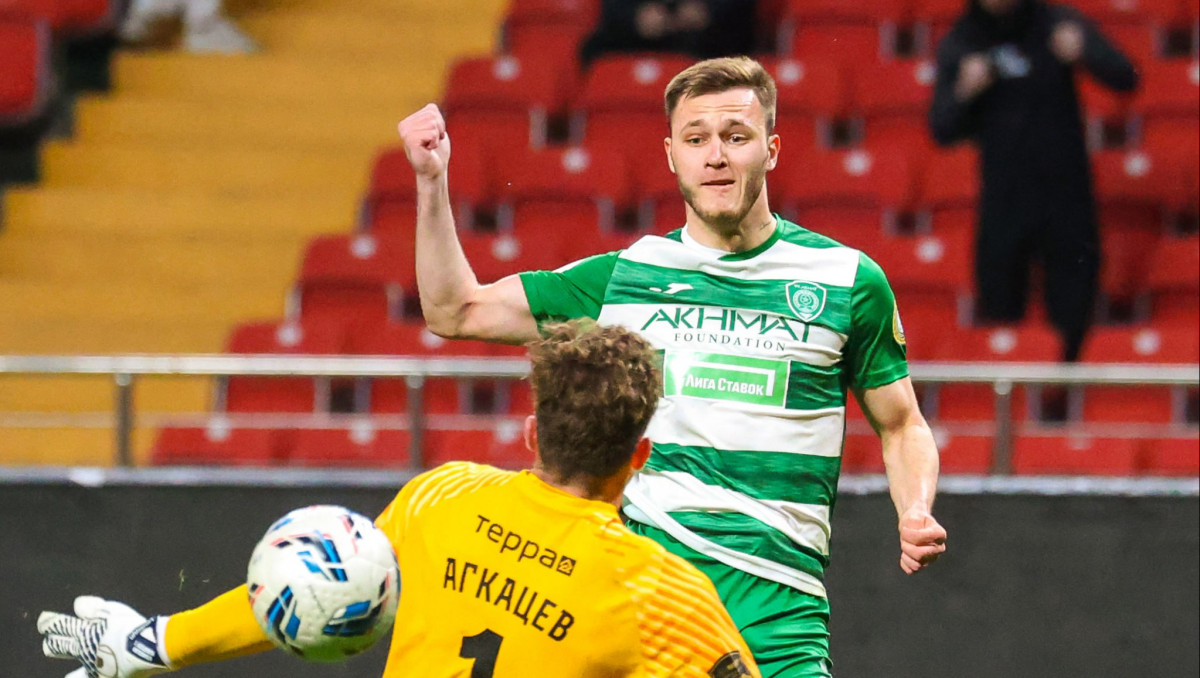 Максим Самородов стал автором лучшего гола месяца