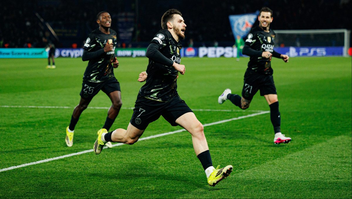 Лига чемпионов: "Барселона" в меньшинстве проиграла "Атлетико", а ПСЖ победил "Ливерпуль"