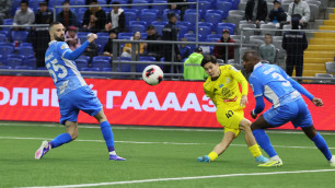 Максат Абраев наносит удар по воротам "Ордабасы". Фото: ФК "Астана"©