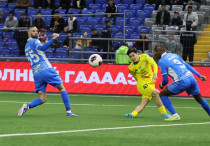 Максат Абраев наносит удар по воротам "Ордабасы". Фото: ФК "Астана"©