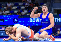 Едыге Касымбек (справа). ©United World Wrestling