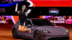 Елена Рыбакина с титулом чемпионки Штутгарта в 2024 году. Фото: Newsroom.porsche.com©
