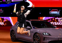 Елена Рыбакина с титулом чемпионки Штутгарта в 2024 году. Фото: Newsroom.porsche.com©