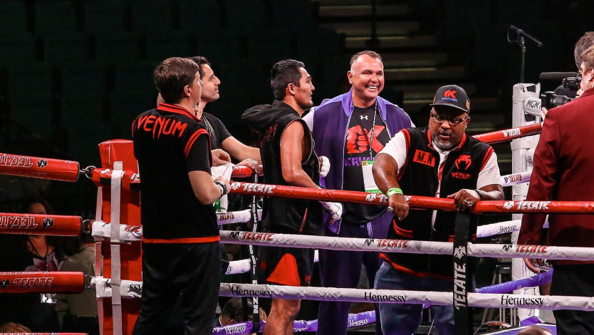 Казахстанец подписал контракт на чемпионский бой в весе Алимханулы