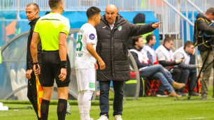 Черчесов даёт установку Кенжебеку. Фото: ФК "Ахмат"©