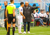 Черчесов даёт установку Кенжебеку. Фото: ФК "Ахмат"©