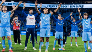Нуралы Алип с одноклубниками. Фото: ФК "Зенит"©