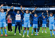 Нуралы Алип с одноклубниками. Фото: ФК "Зенит"©