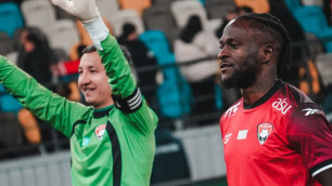 Нурымжан Салайдин и Виктор Мозес. Фото: ФК "Кайсар"©