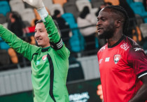 Нурымжан Салайдин и Виктор Мозес. Фото: ФК "Кайсар"©