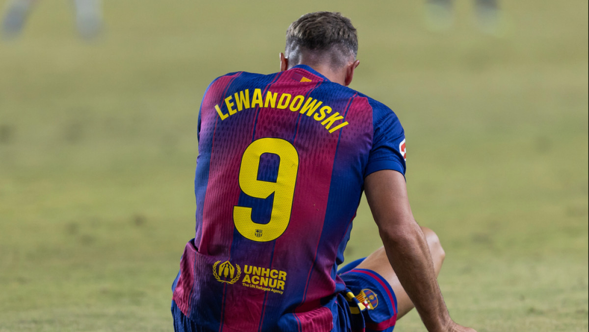 Левандовски близок к уходу из "Барсы": назван главный претендент на форварда