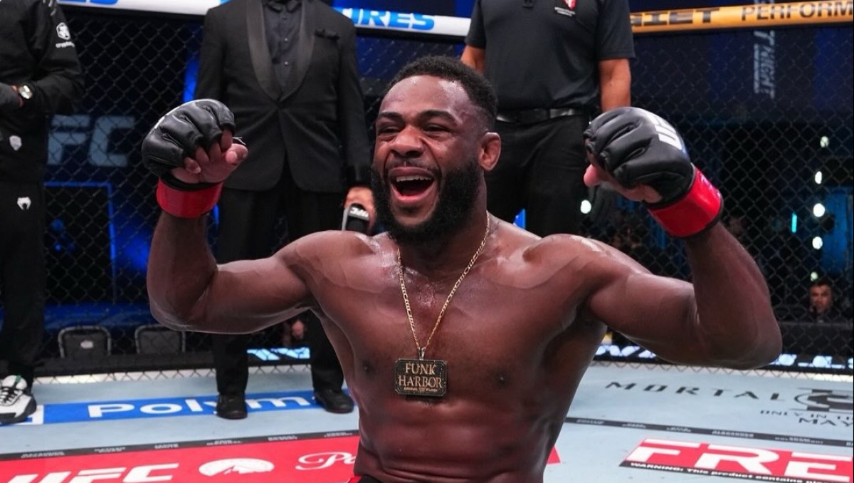 Экс-чемпион прервал победную серию соперника в главном бою UFC