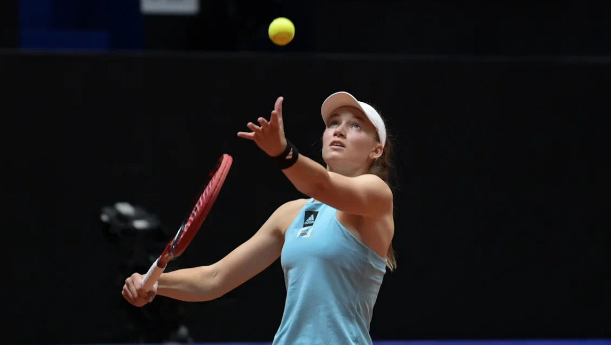 ИИ назвал точный счёт матча Рыбакиной против олимпийской чемпионки в Мадриде