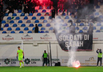 Фанаты и Стас Покатилов. Фото: ФК "Сабах"©