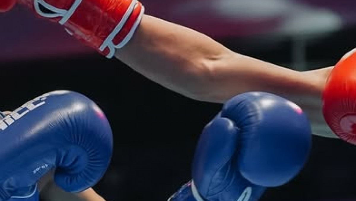Казахстан нокаутом выиграл бой за медаль ЧА-2026 по боксу