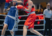 Алина Кожевникова (в красном) на юношеском ЧА по боксу. ©KBF