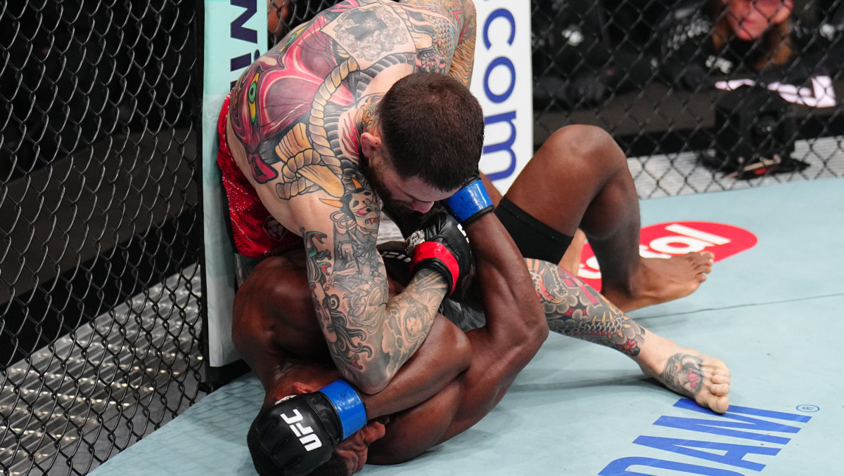 Бросавший вызов Рахмонову американец снова проиграл в UFC