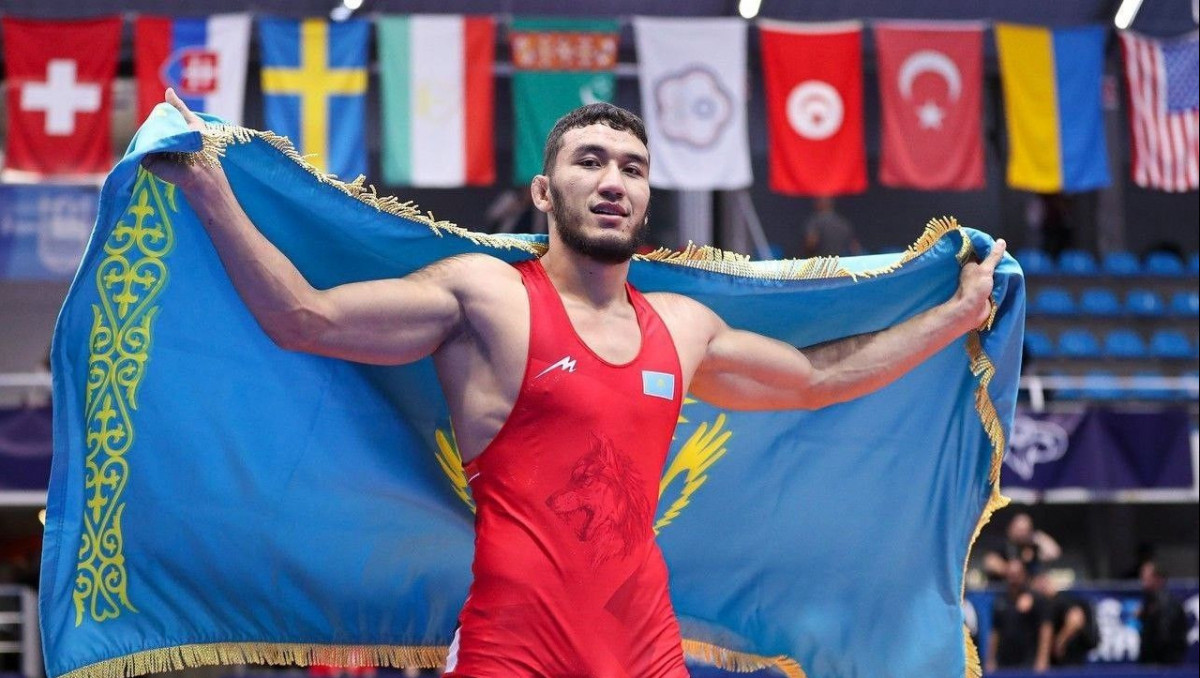 Айтмухан разгромил соперника 10:0 и стал чемпионом Азии в новом весе