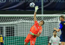 Стас Покатилов на старже ворот ФК "Сабах". ©instagram.com/sabahfc/