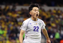 Аббосбек Файзуллаев в составе сборной Узбекистана. ©Uzbekistan Football Association