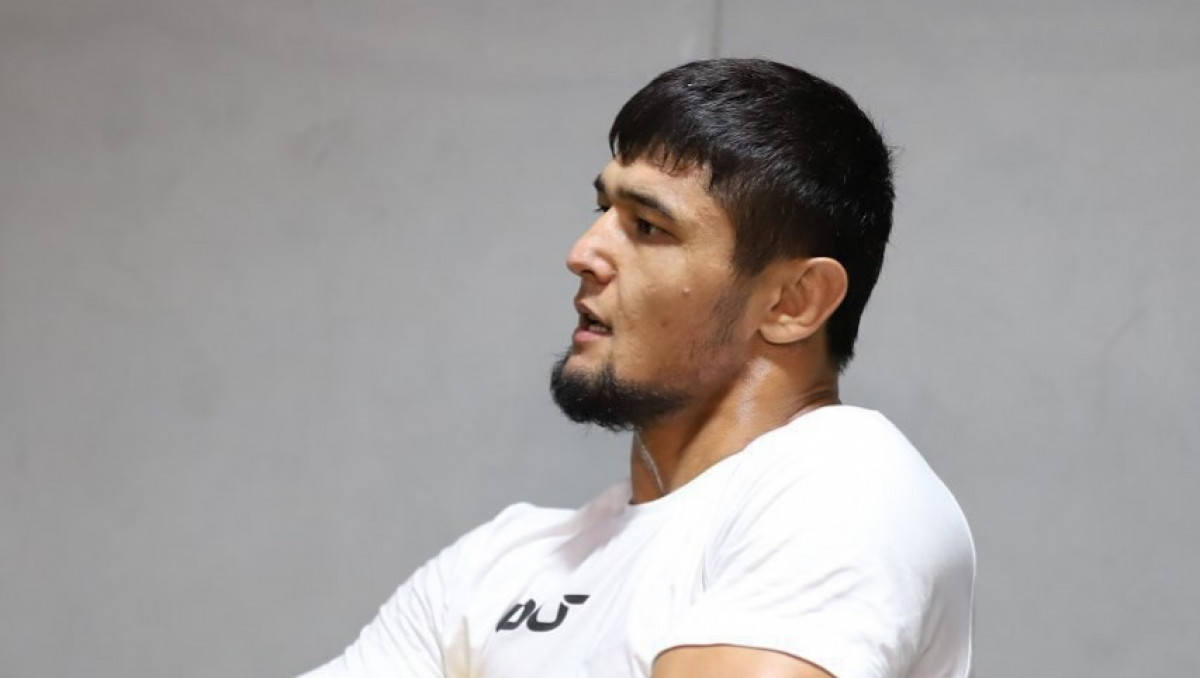 Боец из Узбекистана "задушил" соперника на турнире UFC