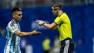 Французский арбитр Франсуа Летексье (справа) на матче ЧМ-2026. ©Depositphotos/actionsports
