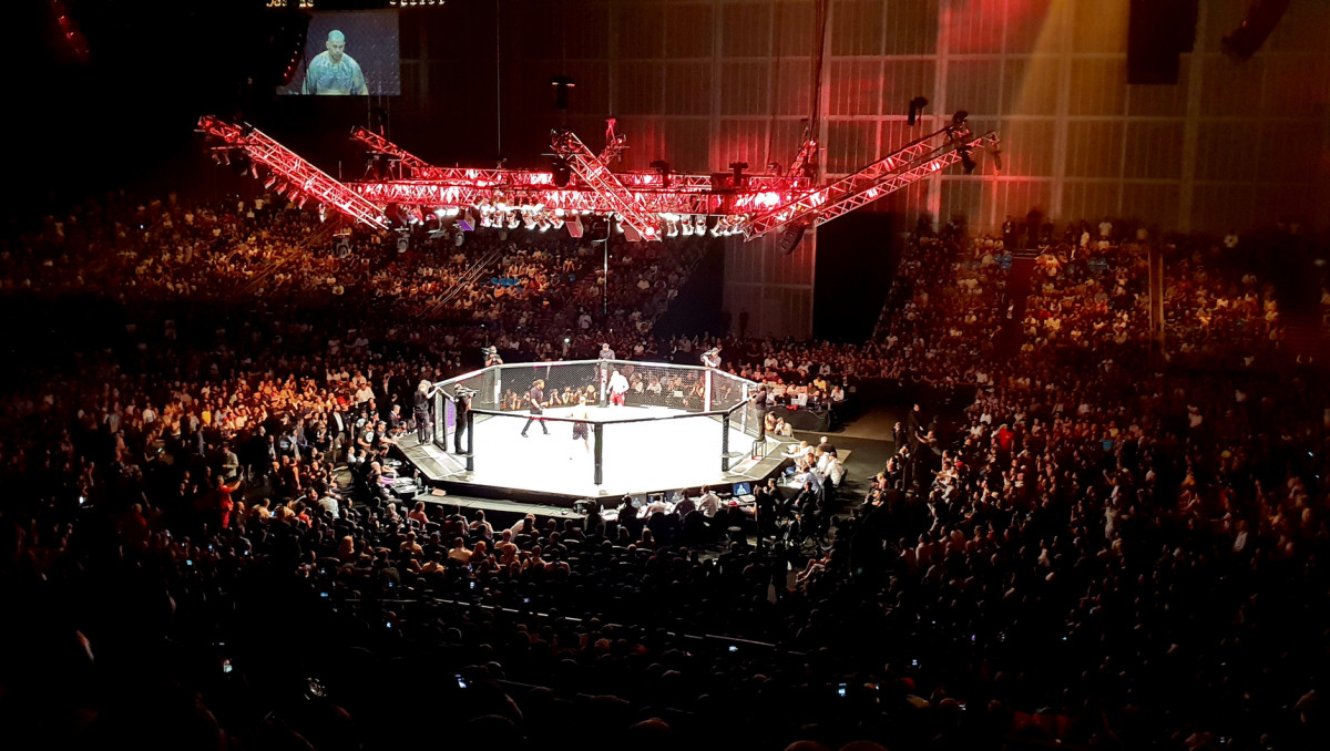 За 52 секунды завершился соглавный бой UFC 329