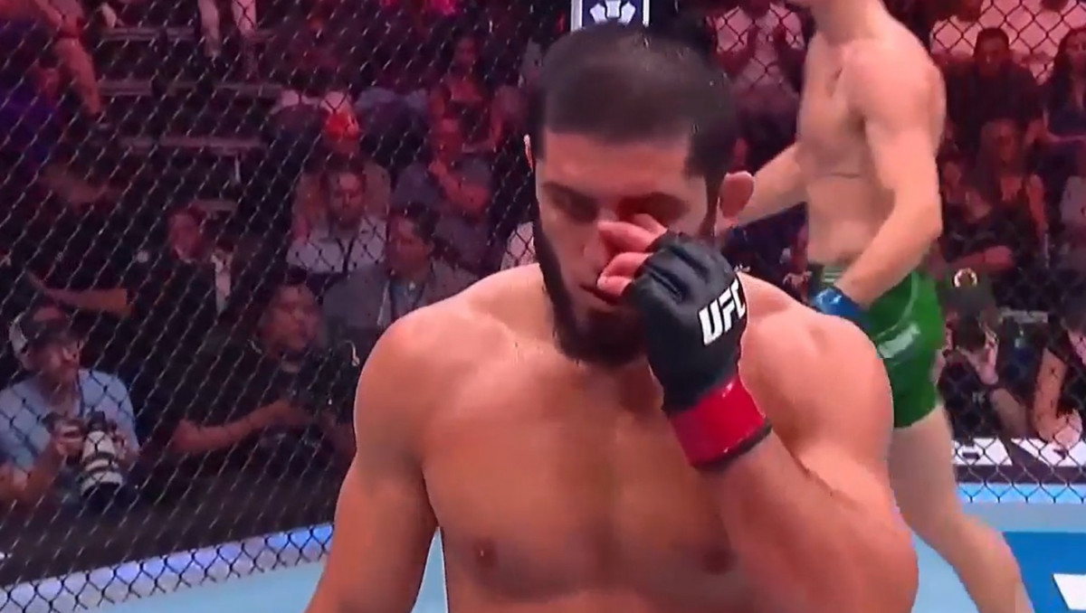 Судьи решили исход боя Махачева за титул UFC
