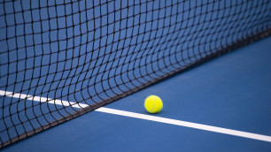 Теннисный корт и мяч. Фото: Depositphotos/sportoakimirka©