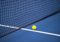Теннисный корт и мяч. Фото: Depositphotos/sportoakimirka©