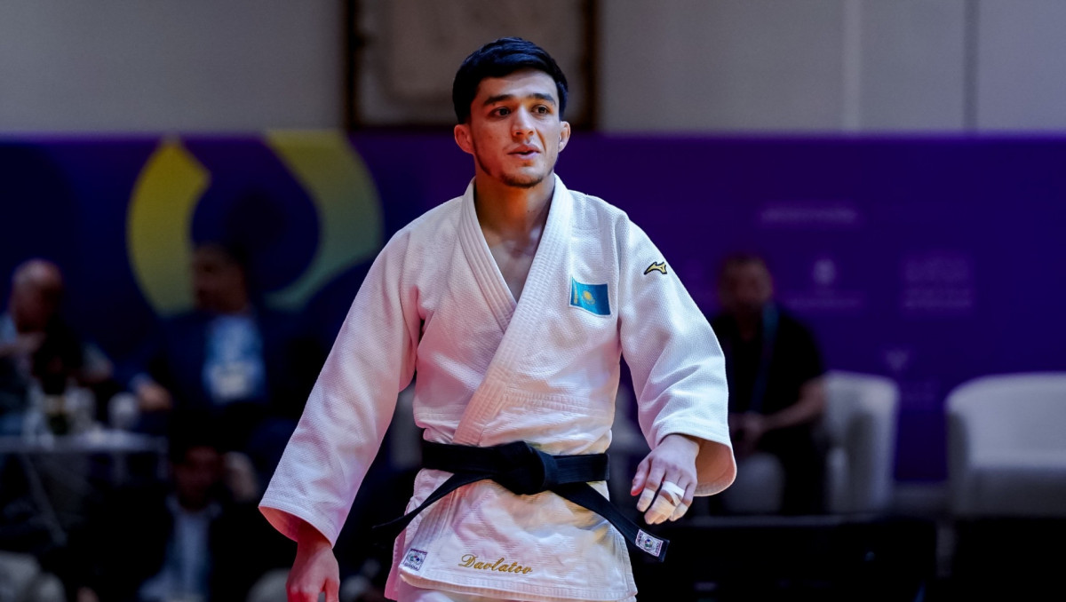 Казахстанский дзюдоист победил олимпийского чемпиона и вышел в полуфинал