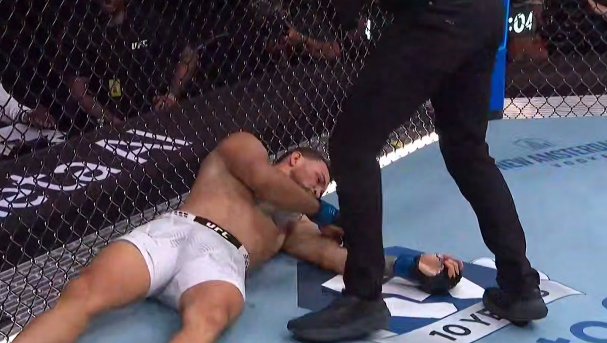 Нокаутом в первом раунде закончился бой Армана Царукяна в UFC