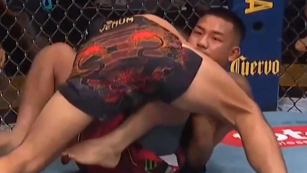 Чемпион UFC сохранил пояс после пятираундовой битвы