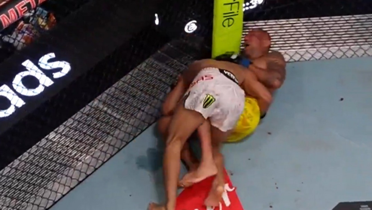 Соперник потерял сознание после тейкдауна в главном бою UFC