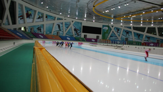 Казахстанские конькобежцы сражаются за... зарплату 